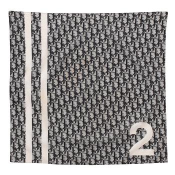 702. CHRISTIAN DIOR, tre stycken scarfs.
