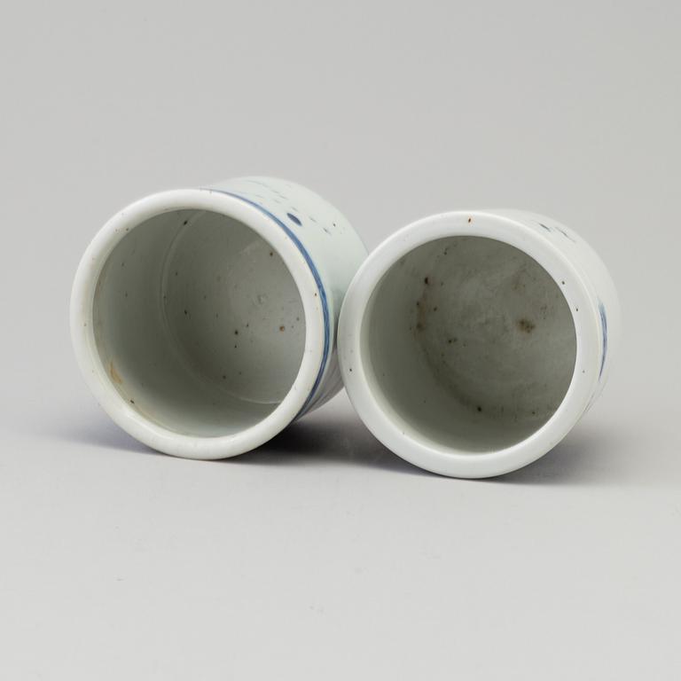 Two blue and white porcelain pots, Qing dynasty, late 19th century.