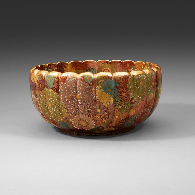 A large Japanese Satsuma bowl, Meiji period (1868-1912).