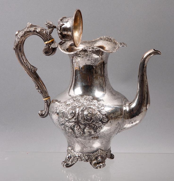 KAFFEKANNA, silver, nyrokoko, Christopher Creutz, Stockholm 1861. Vikt 632 gram.