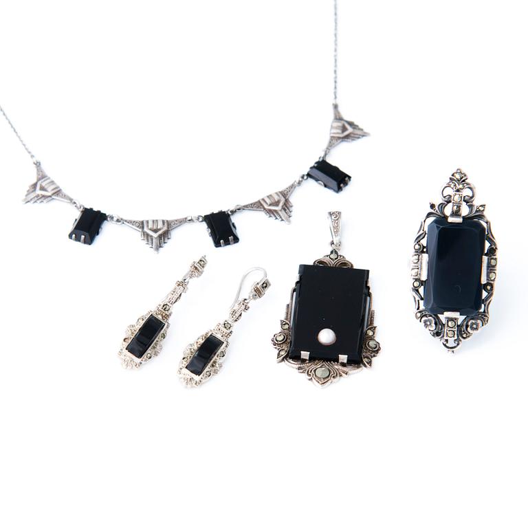 Four Art deco jewelry, ring, pendant necklace and earrings in silver.