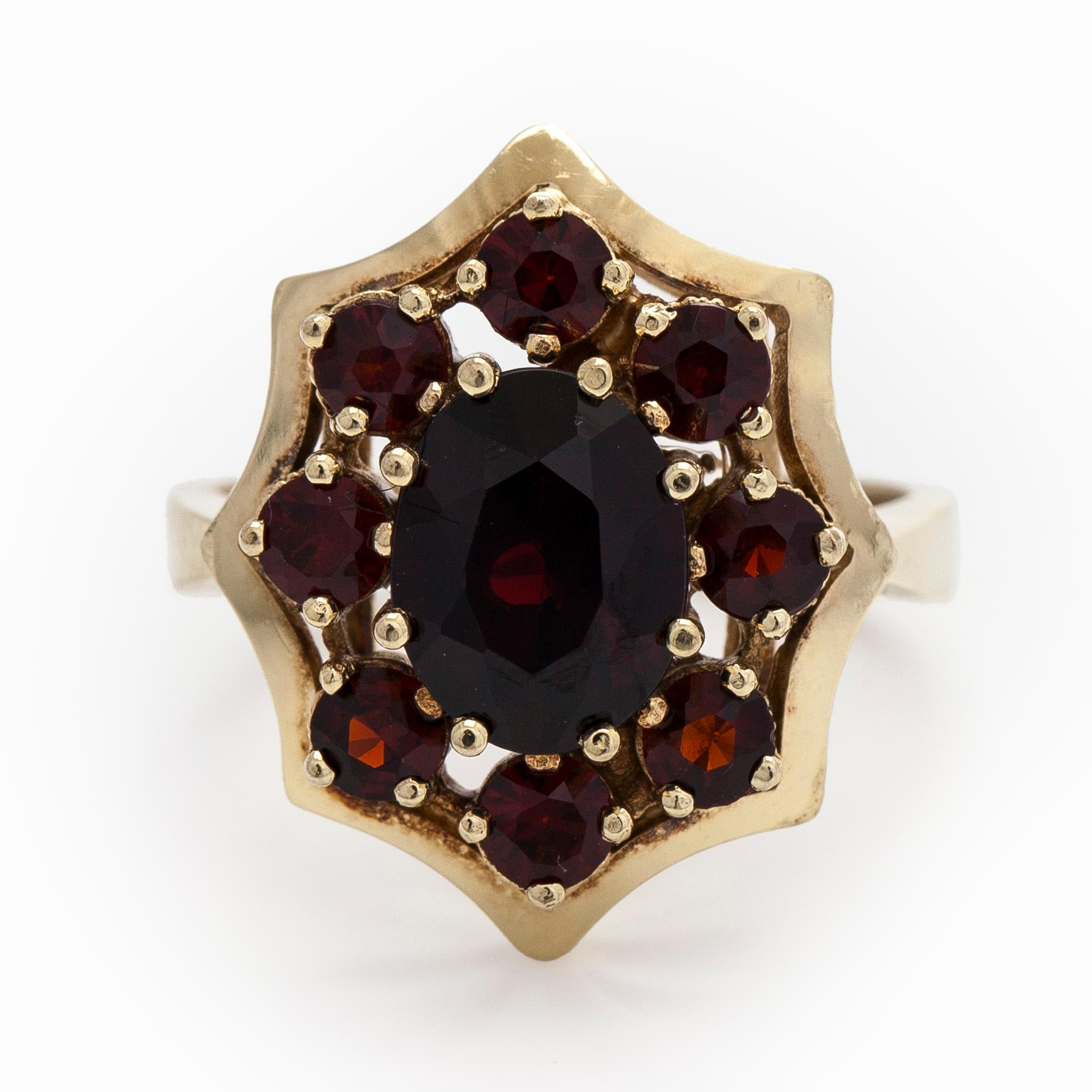 Sormus, 8K kultaa ja granaatteja.