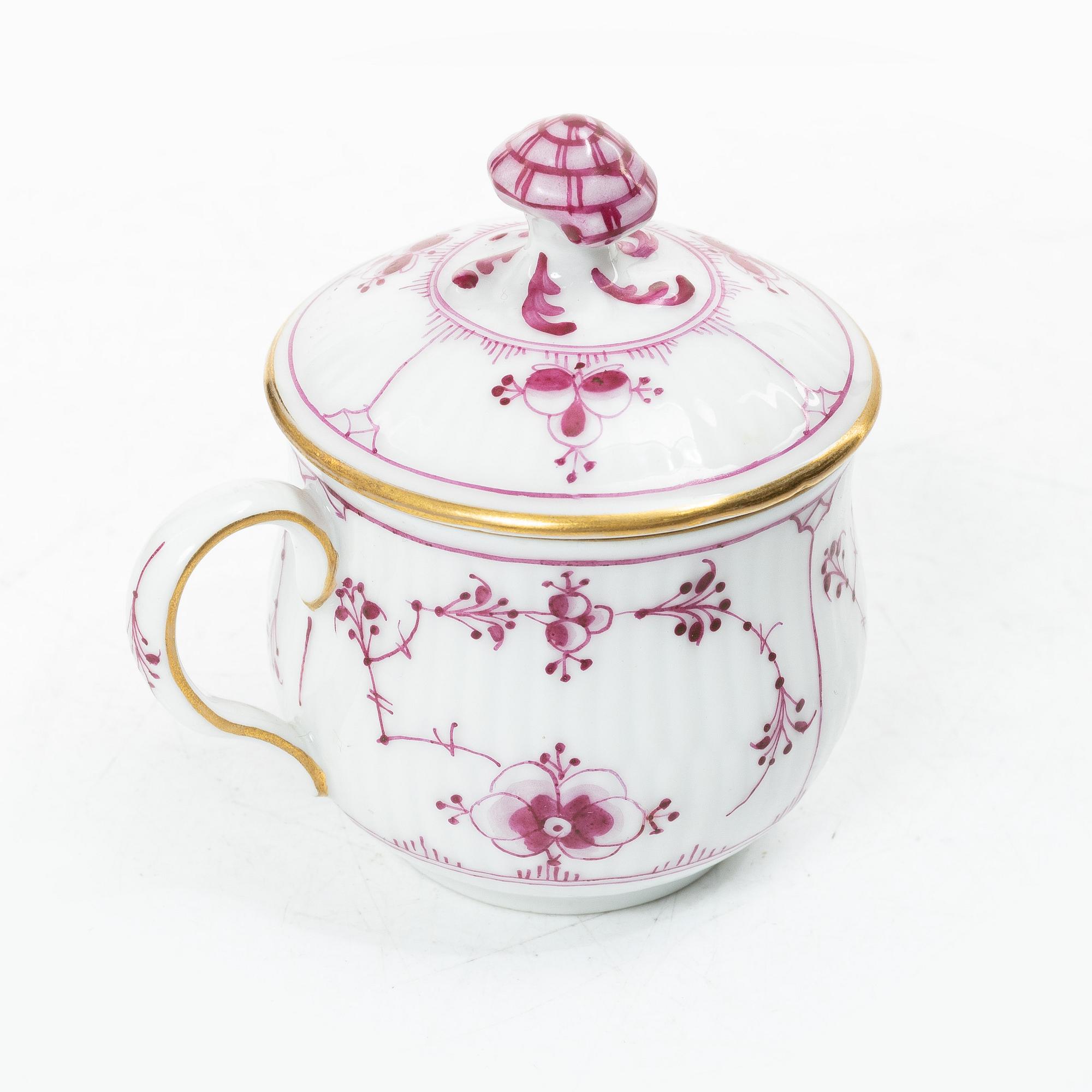 Royal Copenhagen, Cremekopp med lock, porslin, ’Ruby red’, röd Musselmalet (ruby fluted), omkring 1900.