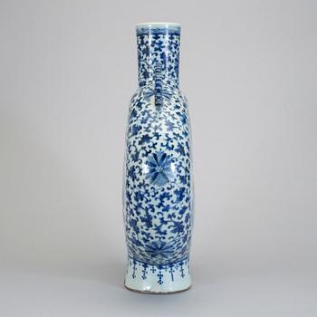 A blue and white moon flask, Qing dynasty, 19th century.