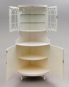 HÖRNSKÅP, gustaviansk stil, 1900-talets andra hälft.