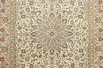 A Kashan carpet, a. 405 x 295 cm.