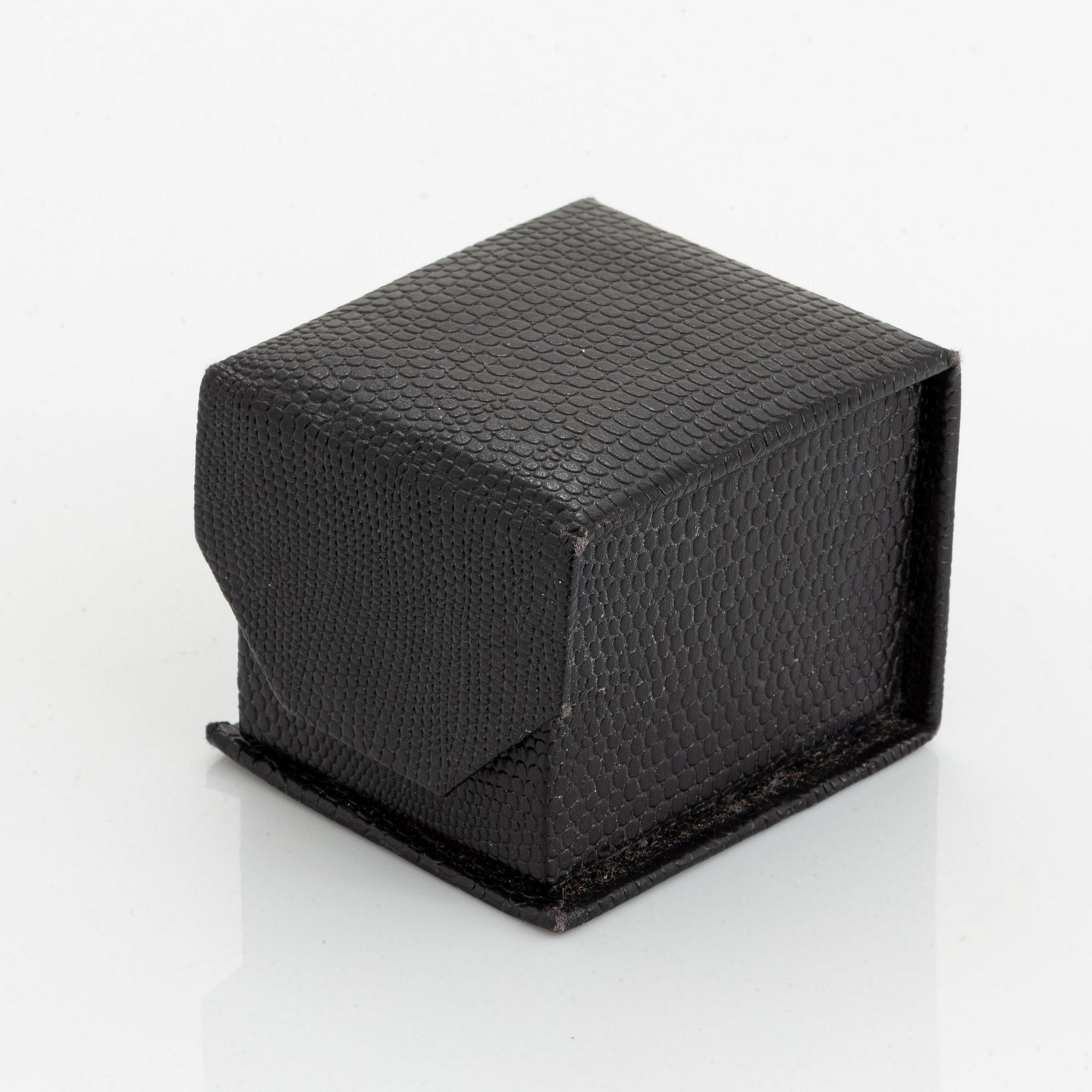 18K gold and small brilliant-cut diamond ring.