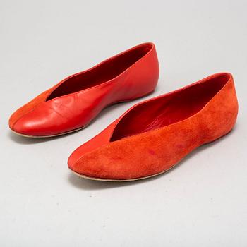 HERMÈS, a pair of suede and leather pumps, size 37½.