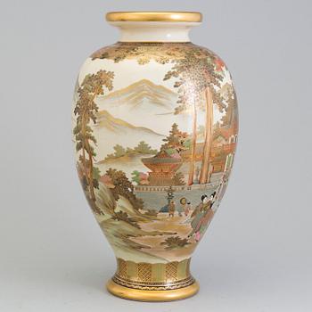 A Japanese satsuma vase, first half of 20th Century.