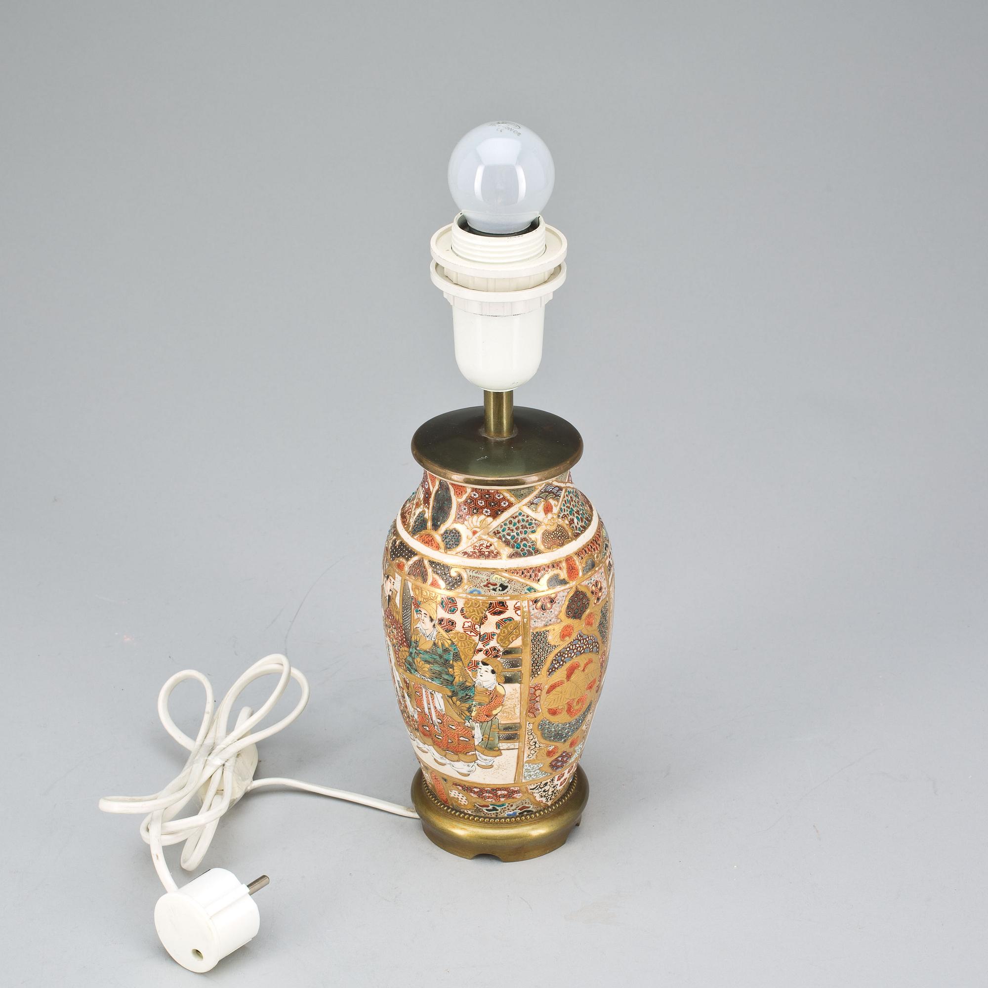 BORDSLAMPA, porslin, Satsuma, Japan, 1900-talets andra hälft.