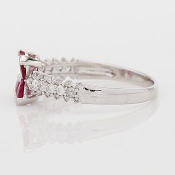 RING, 18K vitguld, diamanter tot ca 0.23 ct. och rubiner tot ca 0.69 ct.