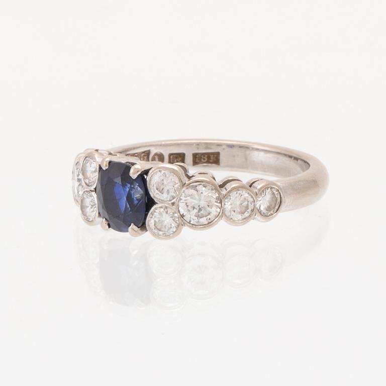 An 18K white gold ring set with an oval faceted sapphire and round brilliant-cut diamonds, Sengels Goldsmith Stockholm.