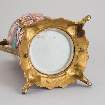 VAS, porslin med bronsbeslag, bland annat Kina, omkring sekelskiftet 1900.