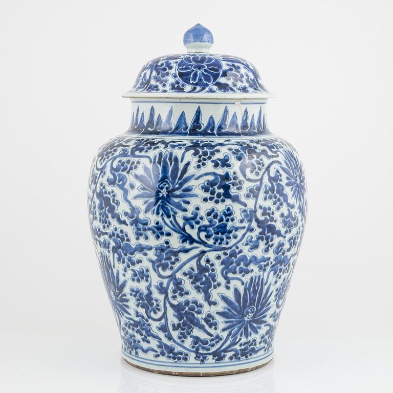 A large blue and white lotus jar with cover, Qing dynasty, Kangxi (1662-1722).