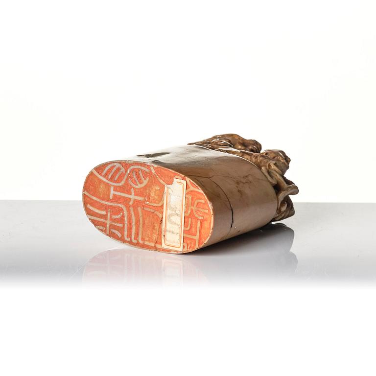 Two seal stamps, soapstone and blanc de chine. Qing dynasty 18th/19th century.