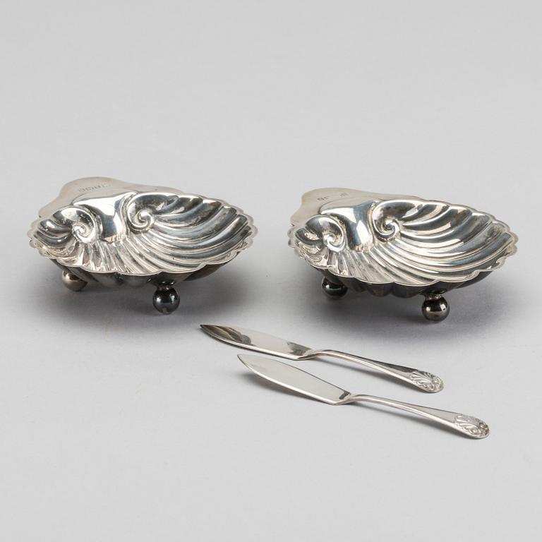 ALEXANDER CLARK & CO,  smörsnäckor ett par samt knivar ett par, silver tidigt 1900-tal i etui.