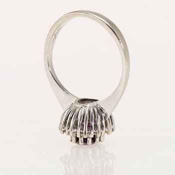 RING, 18K vitguld, violett safir, briljantslipade diamanter. Vikt ca 3,5 g.