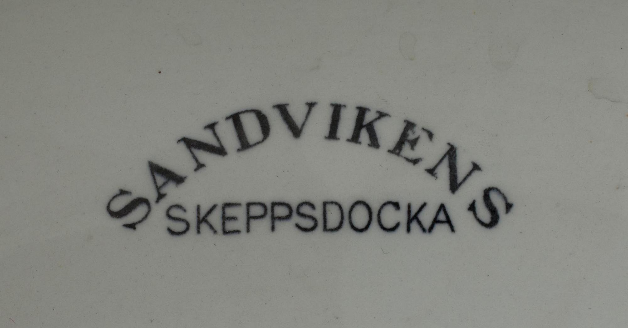 TVÄTTKOMMOD TILL BÅT, tvättfat märkt Sandvikens Skeppsdocka, Arabia 1930/1940-tal.