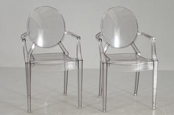 KARMSTOLAR, ett par, "Louis Ghost", Philippe Starck för Kartell, 1900-/2000-tal.