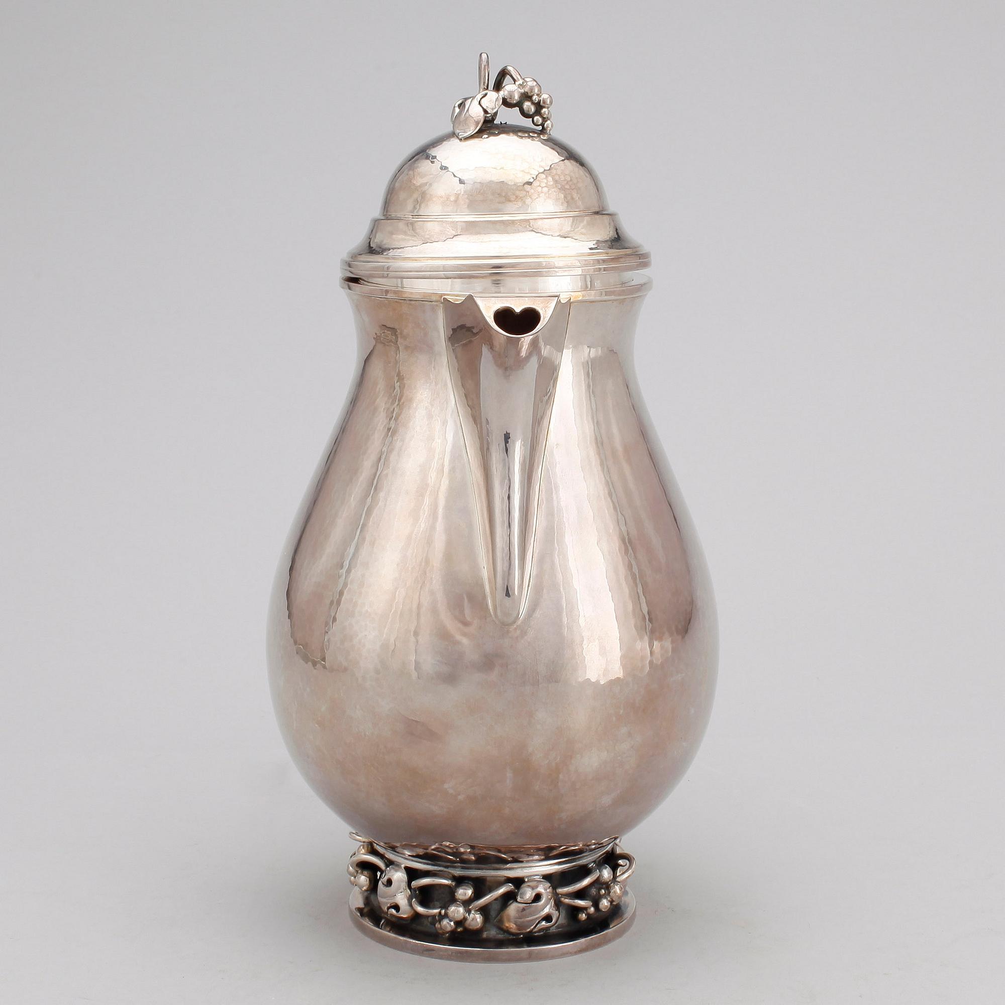KAFFEKANNA, sterlingsilver, Dansk Guldsmede-Håndvaerk, Köpenhamn 1964-75. Vikt ca 633 g.