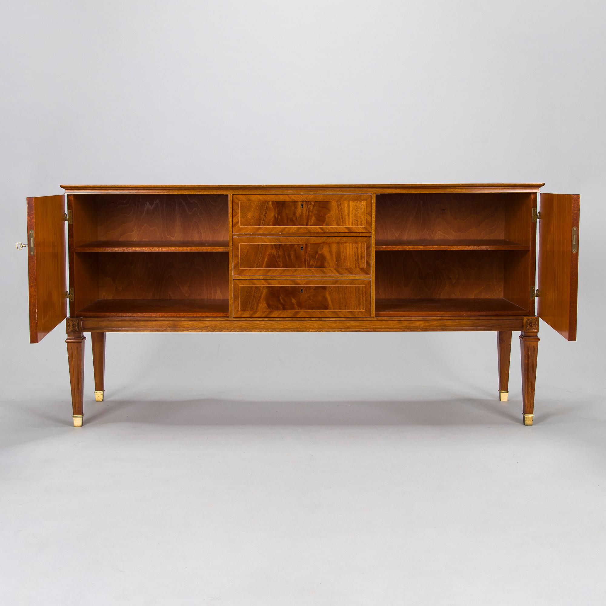 A mid 20th century gustavian style veneered sideboard by Abrahamsons Möbelfabrik AB.