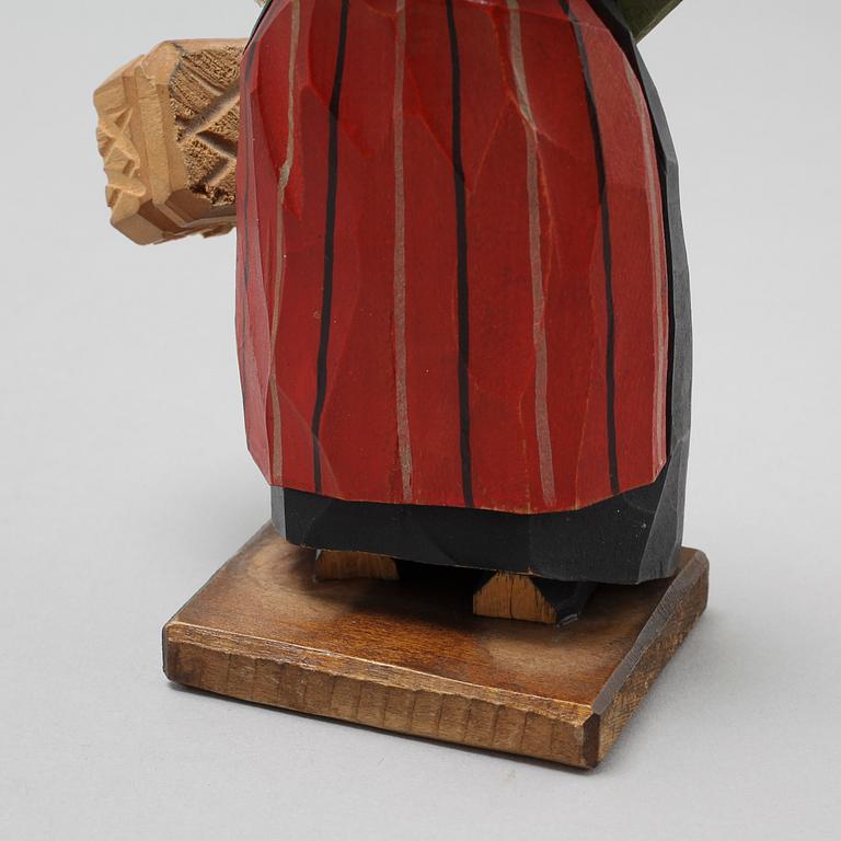 SKULPTURER, 3 st, trä, signerade, omkring 1900-talets mitt.