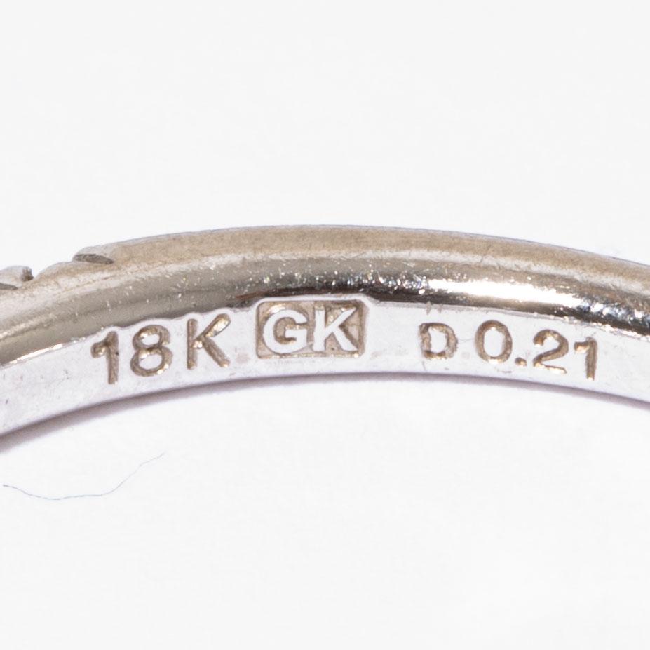 Ring 18K white gold set with round brilliant-cut diamonds.