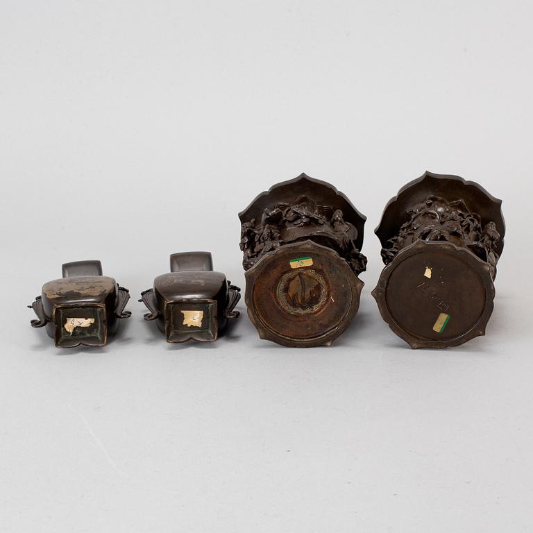 VASER, ett par, samt RÖKELSEKAR, ett par, brons. Japan, Meiji (1868-1912) samt tidigt 1900-tal.