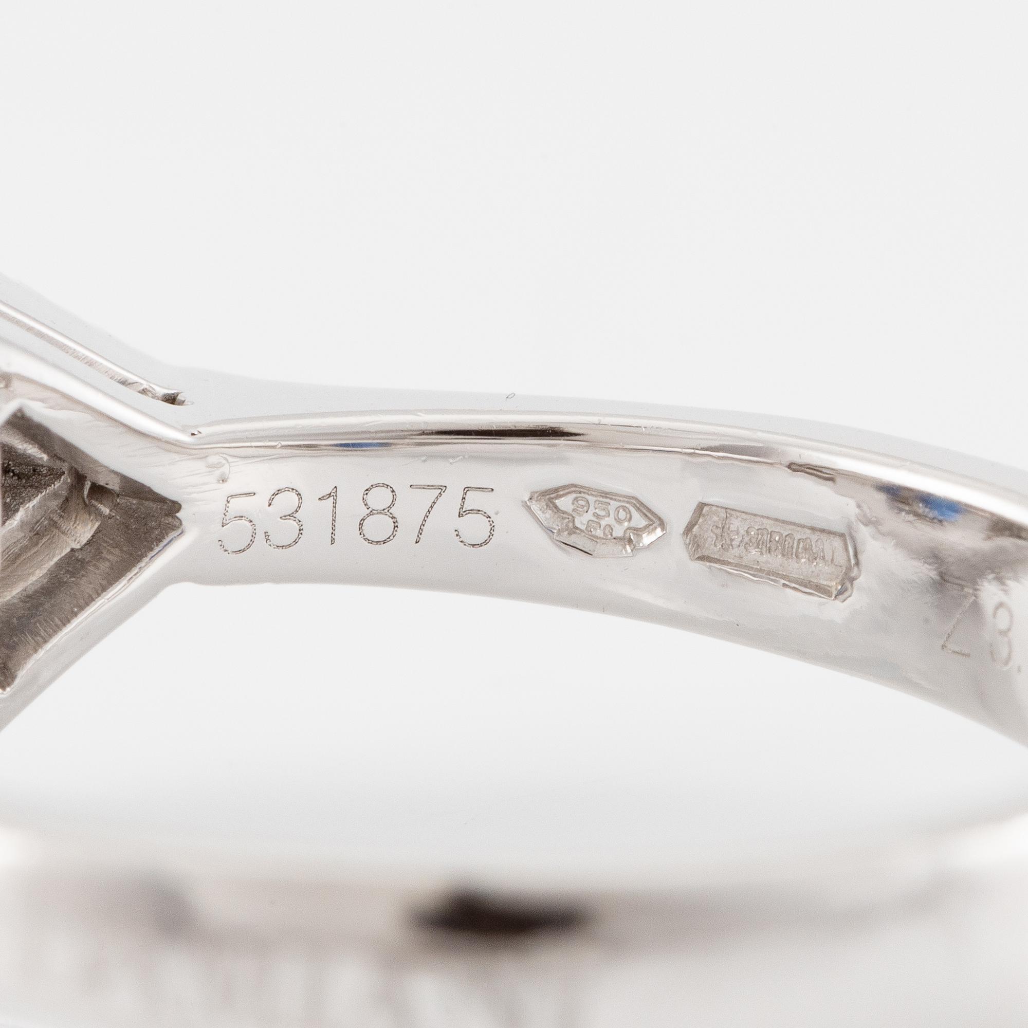 Damiani ring platina med en fasettslipad safir samt triangulära- och runda briljantslipade diamanter.