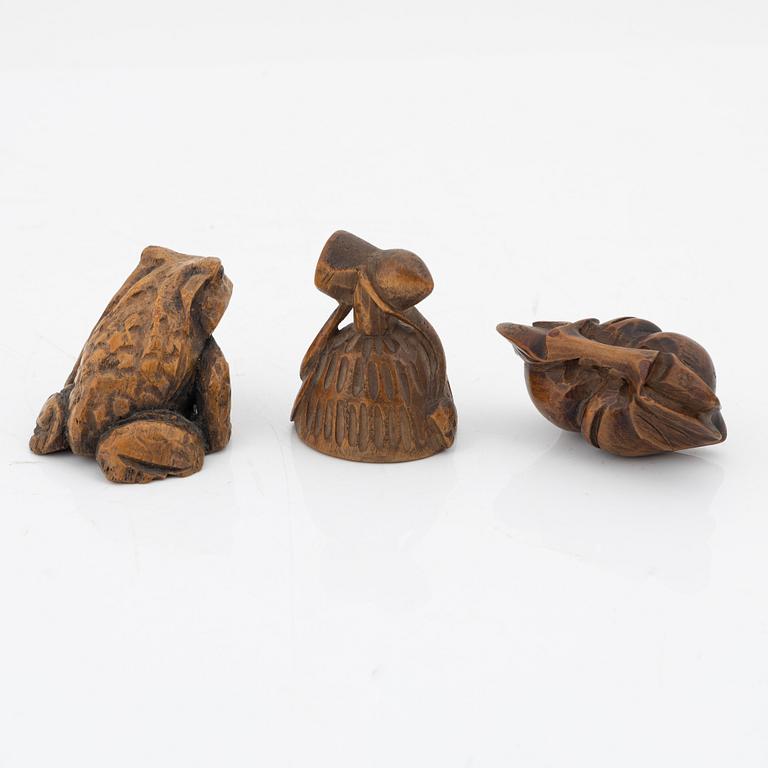 A group of three Japanese wooden figures / netsuke, 19th/20th century.