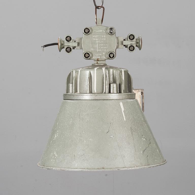 TAKLAMPA, industrimodell, 1900-talets andra hälft. Höjd 52 cm.