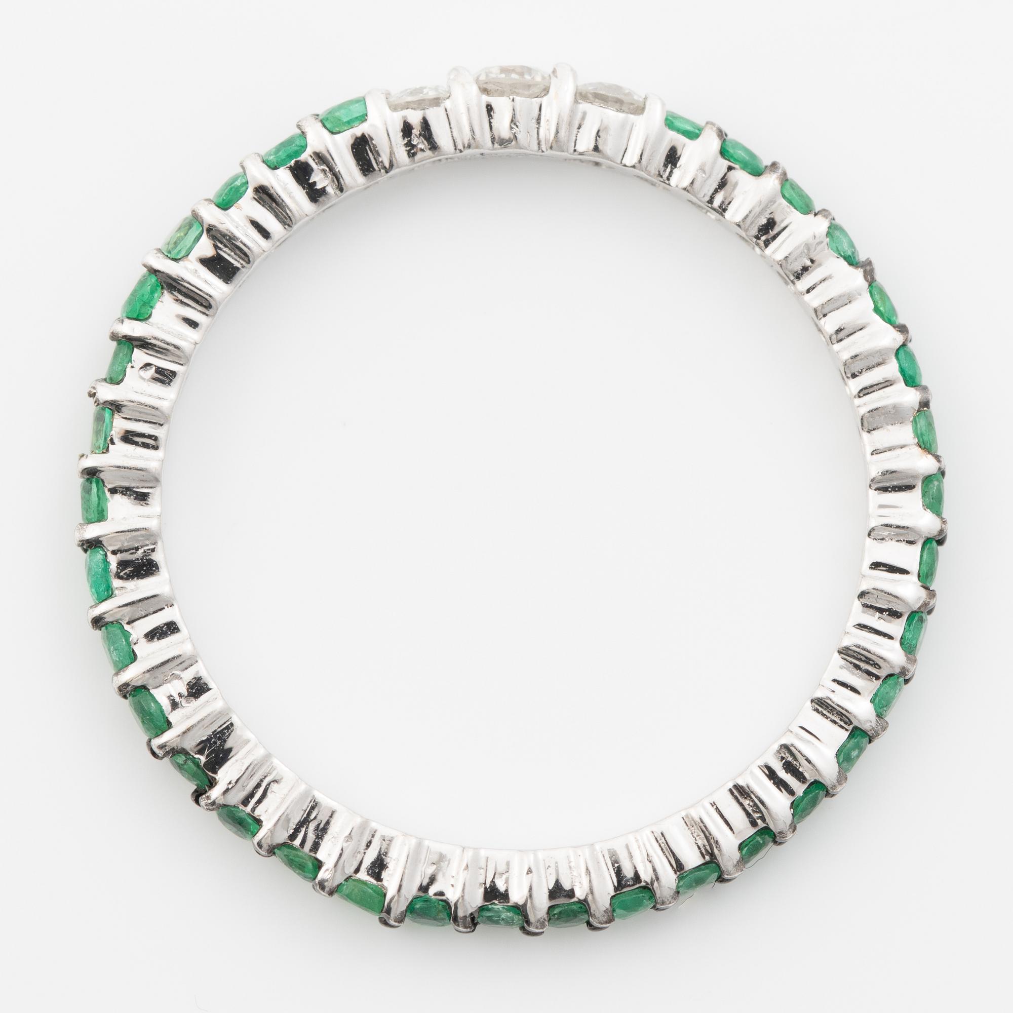 Ring in 18K white gold with brilliant-cut diamonds and emeralds.