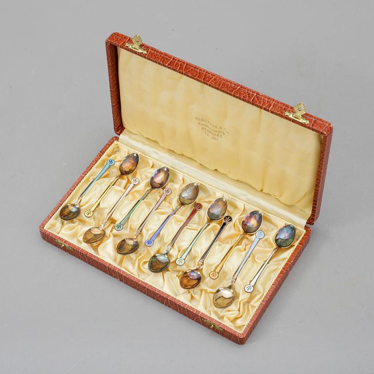 KAFFESKEDAR, 12 st, sterlingsilver, emalj, David Andersen, Oslo, 1900-tal. Tot ca 104 gram.