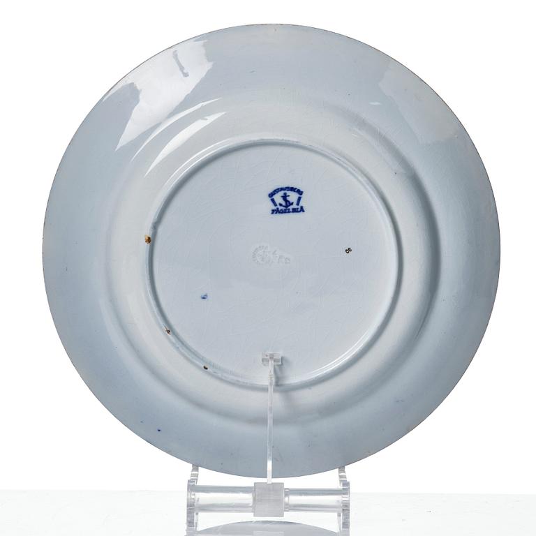 Wilhelm Kåge, mattallrikar samt fat, 16 delar, flintgods och porslin, "Fågel Blå", Gustavsberg, i produktion 1932-33.