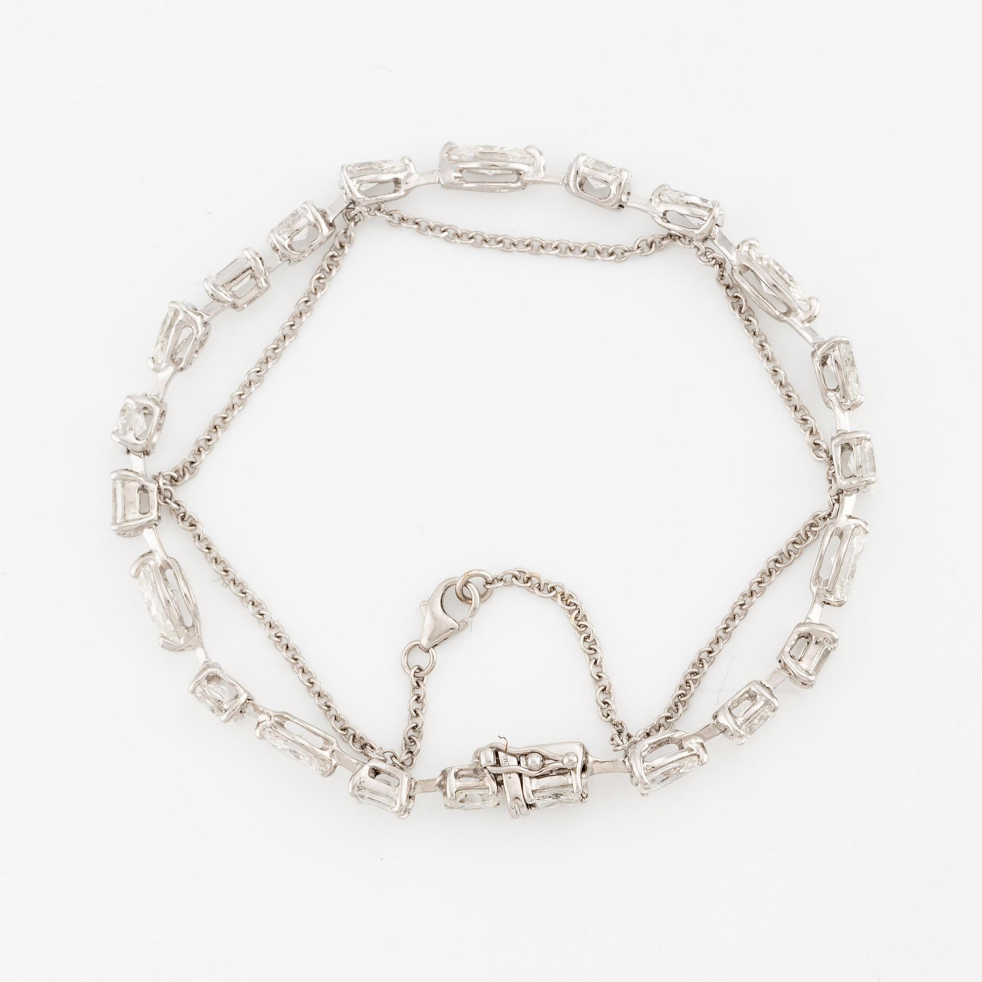 Armband 18K vitguld med diamanter i olika slipformer.
