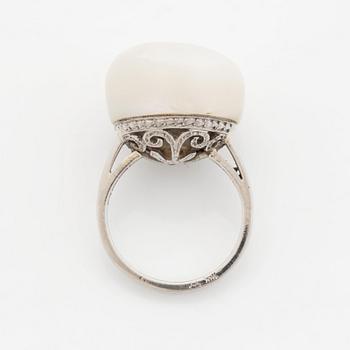 An 18K white gold ring set with a pearl.