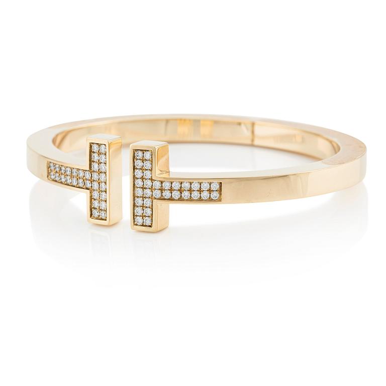An 18K gold Tiffany & Co bracelet "Tiffany T"  with round brilliant-cut diamonds.