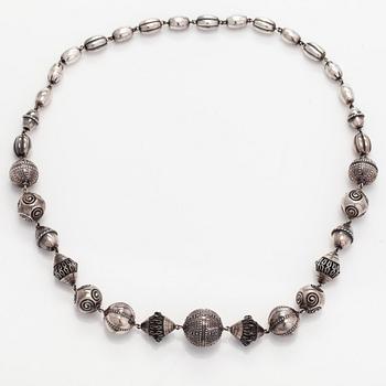 Kalevala Koru, "Halikon kääty", necklace and bracelet, silver, 1988.