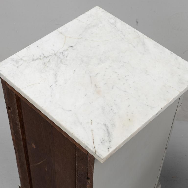 A pair of marble top bedside tables, first half of the 20th Century.