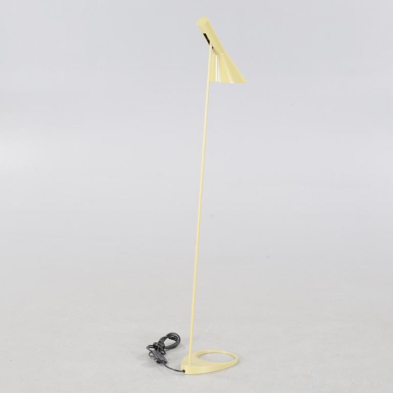 ARNE JACOBSEN, golvlampa, "AJ", Louis Poulsen, 2000-tal.