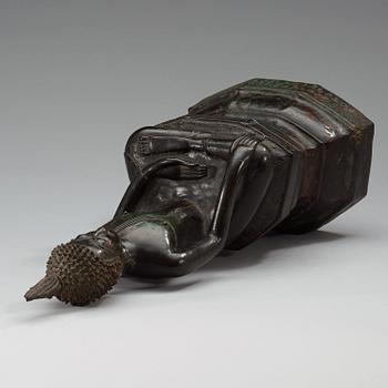 BUDDHA, brons. Thailand, 1800-tal eller äldre. Sockeln med inskription.