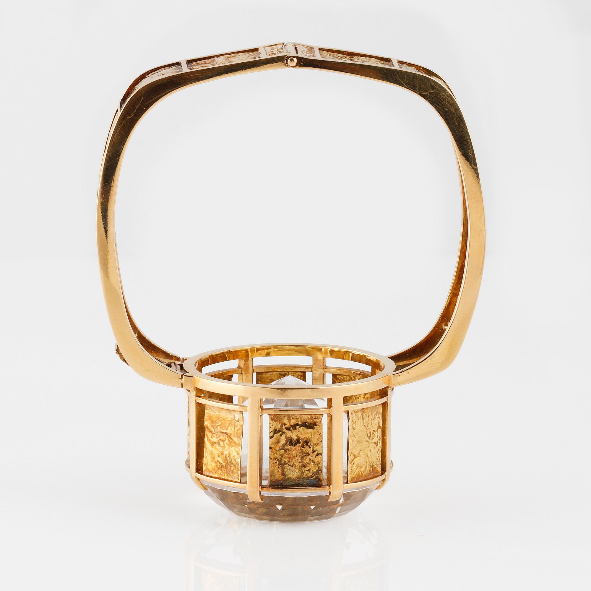 ARMRING, 18K guld med fasettslipad bergkristall, Bengt Rehnvall, Stockholm, 1965. Vikt 62,9 gram.