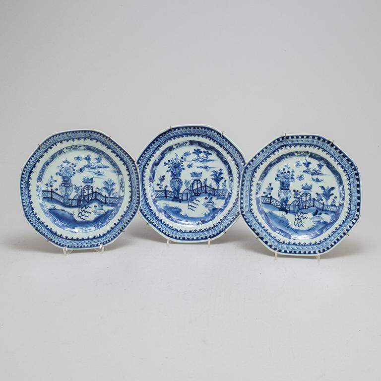 A blue and white dish, and three plates, Qing dynasty, 18th Century.