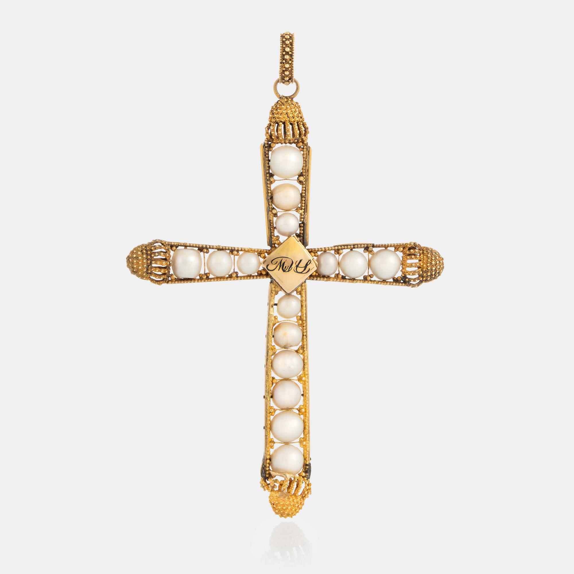 Hängsmycke/kors 21K guld med pärlor och monogram i blå emalj med hårgömma och två pärlcollieer.