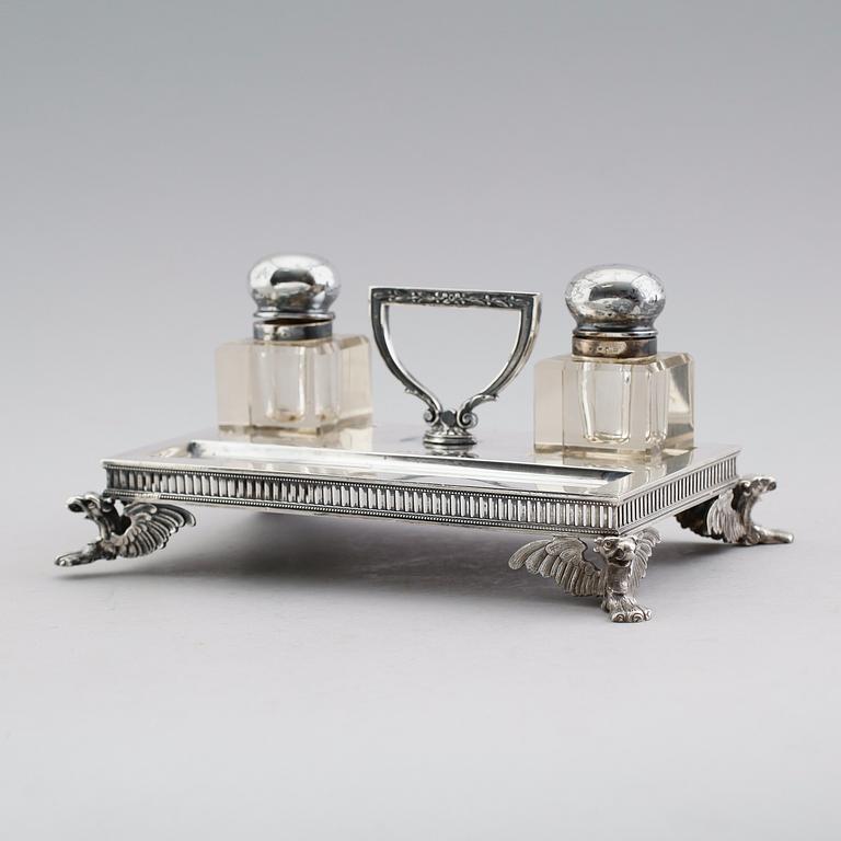 BLÄCKSTÄLL, silver, Stockholm 1905. Ställets vikt ca 609 gram.