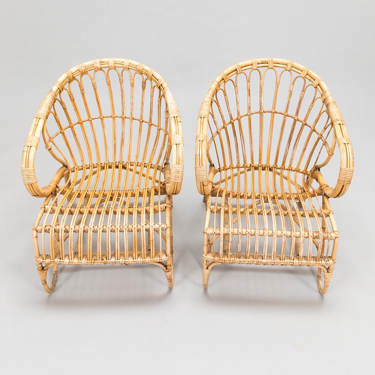 A pair of 1950/60s rattan lounge chairs.