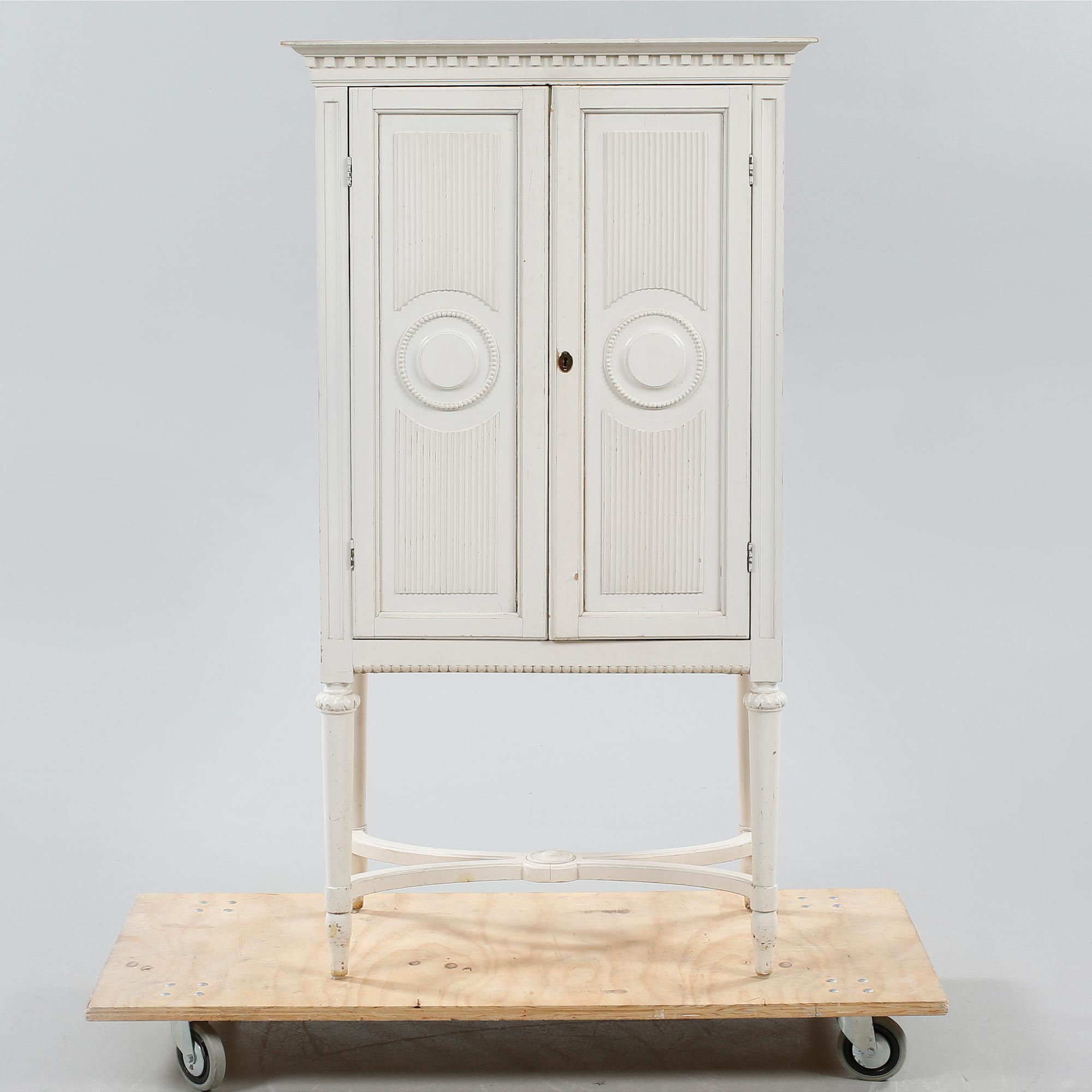 SKÅP, gustaviansk stil, E. Östman & Son Möbeltillverkning, Skövde, 1900-talets första hälft.