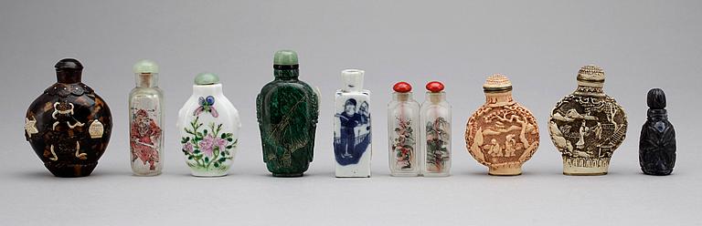SNUSFLASKOR, 9 st, bla porslin, glas, ben, trä, Kina, 1900-tal.