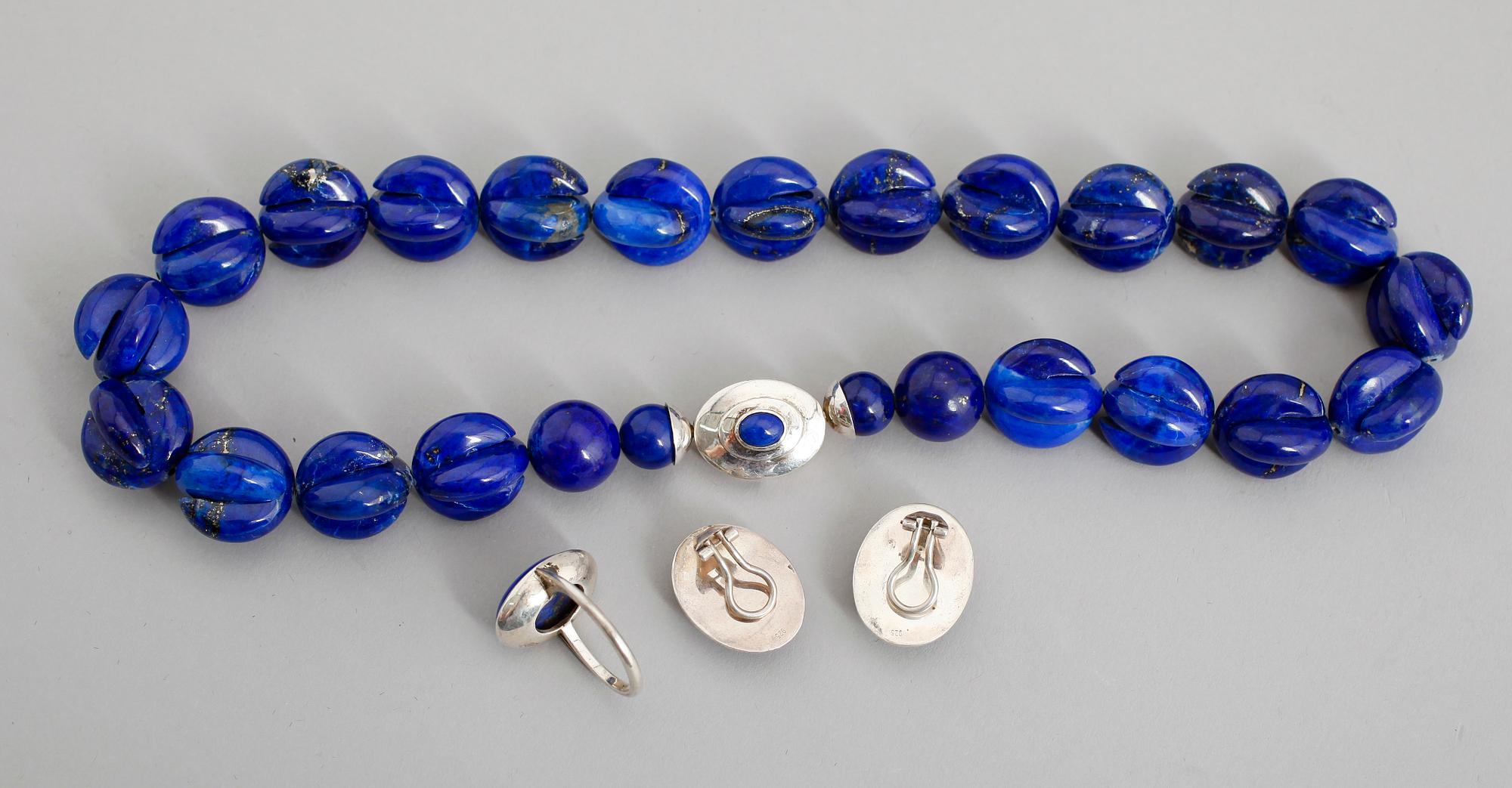 COLLIER, RING SAMT ÖRHÄNGEN, 1 par, lapis lazuli och silver.
