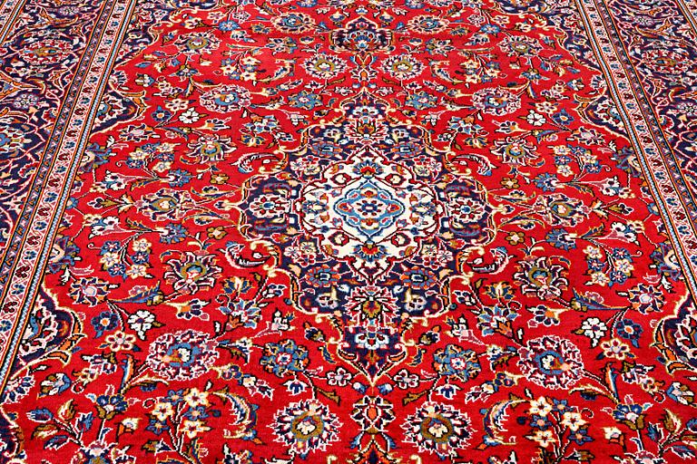 A Kashan carpet, c. 291 x 205 cm.